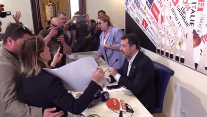 El vicepresidente italiano Salvini responde "haz el amor, no te hagas porros" a una activista que interrumpe una rueda de prensa