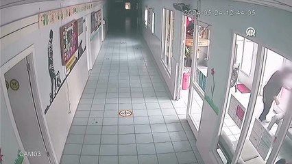 Kan donduran görüntü! Öğretmen down sendromlu çocuğun sırtına bastı, darp etti, ayağından tutup sürükledi