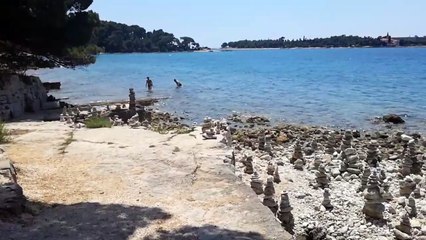 Kamene skulpture na rovinjskoj plaži, Hrvatska / Stone sculptures on Rovinj beach, Croatia