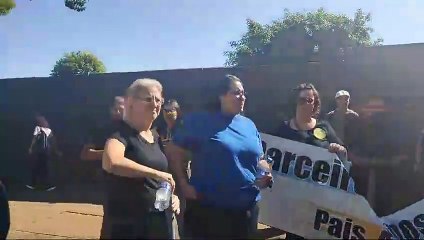 "Aula pública" dos professores em frente ao NRE de Umuarama