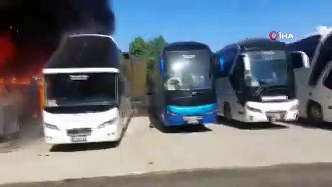 Kocaeli'de iki yangın: 3 otobüs ve geri dönüşüm tesisi yandı