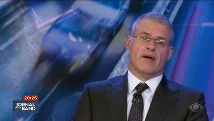 Carro "voa" e entra em garagem de prédio