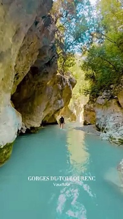 Des gorges incroyables dans le sud de la France  Baignade dans ce petit coin de paradis situé à seulement 1h de route d'Avignon.  Où ça? À Malaucène / Hameau de Veaux Rivière : Toulourenc  ‍♀️ Difficulté : Facile Rando aquatique sans trop de dif