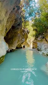 Des gorges incroyables dans le sud de la France Baignade dans ce petit coin de paradis situé à seulement 1h de route d'Avignon. Où ça? À Malaucène / Hameau de Veaux Rivière : Toulourenc ‍♀️ Difficulté : Facile Rando aquatique sans trop de dif