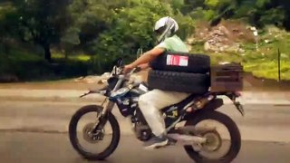 Graban a motociclistas transportando llantas de manera inusual