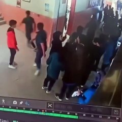 Okulda şiddet! Fenalaşan öğrencinin yakınları okul müdürünü zincirle darbetti
