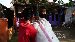 Indonésie, le fleuve poubelle - Documentaire complet - ES