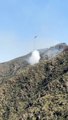 صاعقة تشعل النيران في جبل فخر برجال ألمع .. والدفاع المدني يباشر عملية الإطفاء براً وجواً