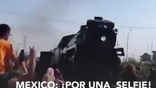 ¡Por una selfie! Una mujer se acercó demasiado a una locomotora