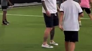 Leo Messi jugando con su hijo Thiago y con Lucho Suárez