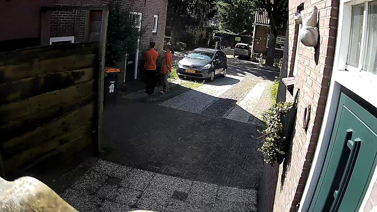 Ik was het zelf niet bij maar als er niet open wordt gedaan voor hun voor KiKa dan gaan ze met de waterpistooltje blijkbaar spuiten 17.47