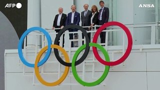 Parigi 2024, svelati i cerchi olimpici sulla facciata del palazzetto del nuoto