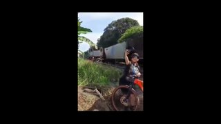 Mulher é atropelada por trem ao tentar tirar selfie