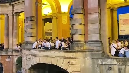 Скачать видео: Bologna, Cesare Cremonini illumina il portico di San Luca