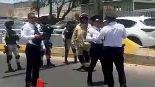 Debido a esto, un vehículo de la Guardia Nacional volcó sobre Periférico