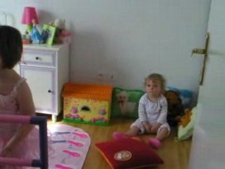 Manon apprends la danse classique