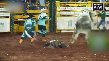 Peão é arremessado e pisoteado na cabeça por touro em rodeio