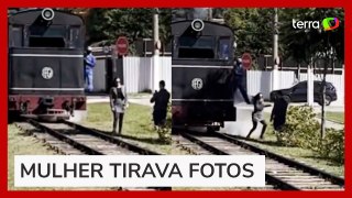 Funcionário salva mulher de ser atropelada por trem em Campos do Jordão