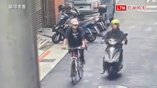 失業心情差 男子5日竟騎單車當街搶女學生手機（翻攝畫面）