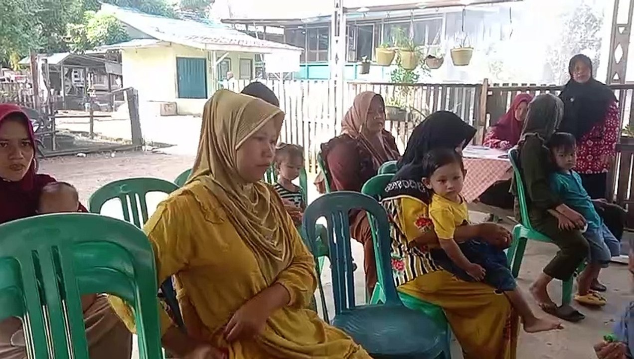 Pemeriksaan Balita dan Ibu Hamil di Desa Bangsal