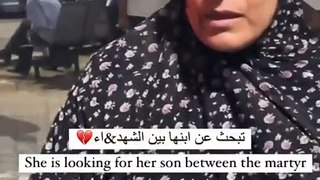 أم تبحث عن ابنها جراء مجزرة إسرائيلية بمدرسة للنازحين في مخيم النصيرات بغزة