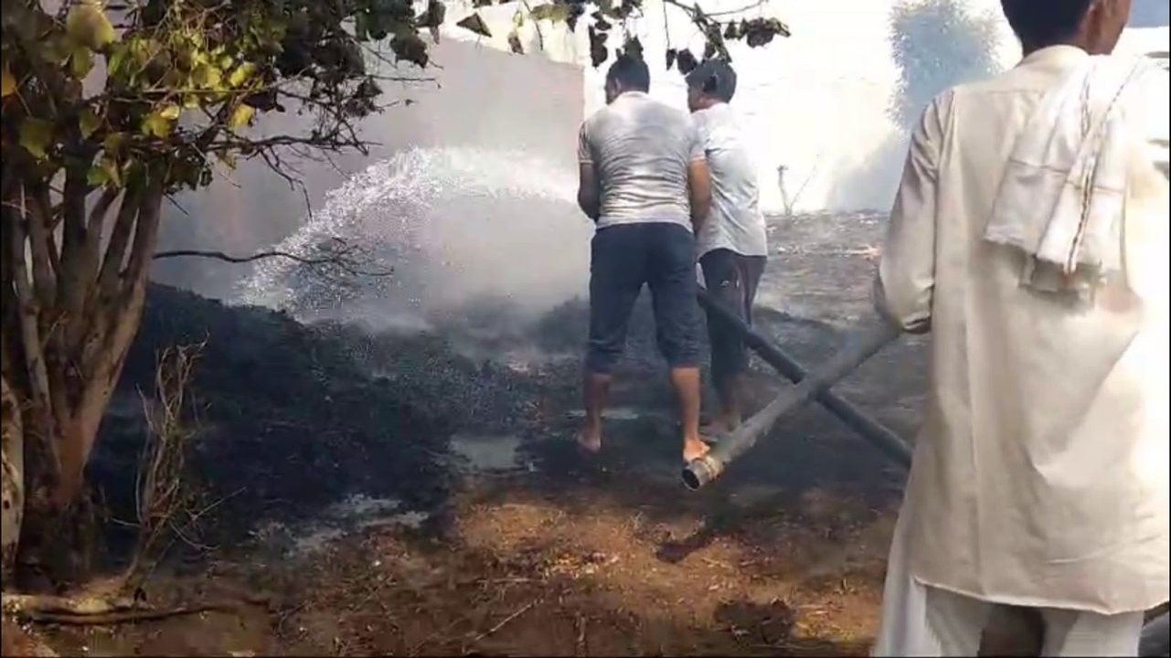 पशु चारे में लगी आग, घंटों मशक्कत के बाद पाया आ...