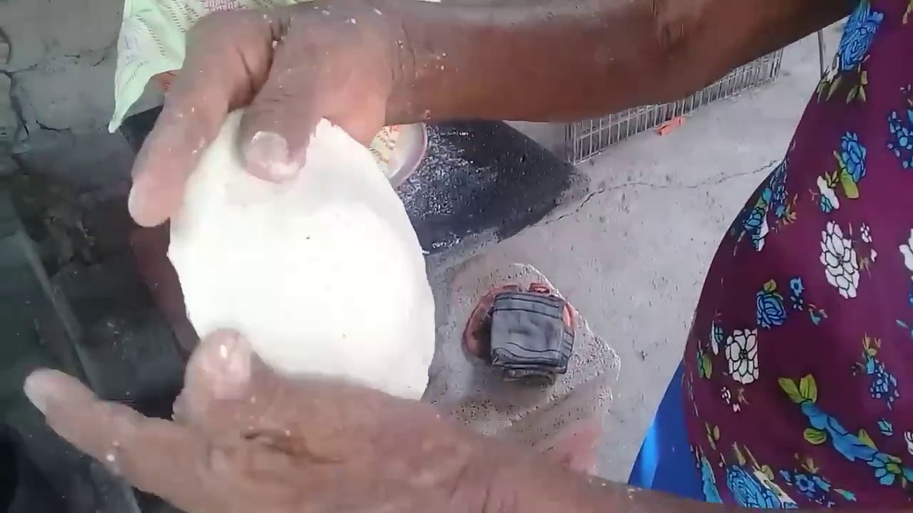 HACIENDO TORTILLAS DE MAIZ A MANO EN COMAL DE BARRO CON LEÑA