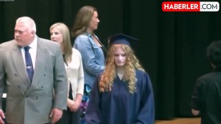 ABD'de bir baba, mezuniyet töreninde 'Kızıma dokunmanı istemiyorum'' diyerek siyahi müdürü sahneden uzaklaştırdı