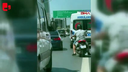 Ambulansa yol vermeyip önünü kesen sürücü kamerada