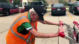 Pour aider un vétéran de 90 ans qui travaille dans un supermarché, elle lance une cagnotte !)