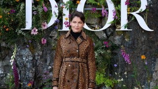 Laetitia Casta : en trench léopard et ballerines rétro, sa leçon de style au défilé Dior
