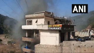 उधमपुर में एक रेस्टोरेंट में आग लगी,दमकलकर्मी आग बुझाने के काम में लगे हुए हैं