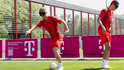 "Ich weiß nicht, wo der Ball ist": FCB-Stars mit einer ganz besonderen Trainingseinheit