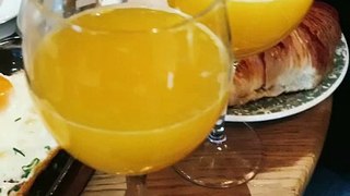 UNE MATINÉE PARFAITE EN FRANCE : VIVEZ LE BREAKFAST BRUNCH AVEC UNE DÉLICIEUSE OMELETTE AU CAFÉ