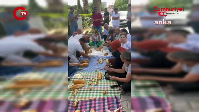 AKP yönetimindeki Menemen Belediyesi’nde işten çıkarılan işçilerden kuru ekmek ve soğanlı protesto