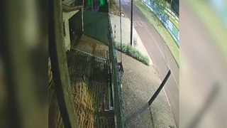 Câmera de segurança flagra furto de motocicleta em residência no Cascavel velho