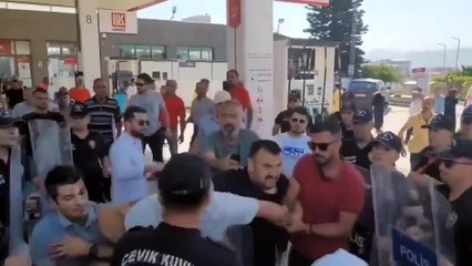 Hatay'da rezerv alan protestosunda depremzedeye polis yumruk attı!