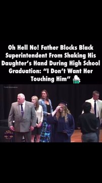 Un père empêche un Noir de serrer la main de sa fille lors de la remise des diplômes (vidéo)