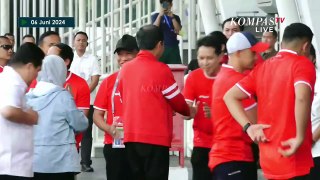 Kenakan Jaket Timnas, Jokowi Nonton Pertandingan Indonesia vs Irak di GBK