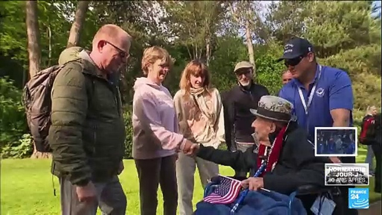 80 ans du D-DAY : hommage des touristes américains au cimetière américain de Colleville-sur-Mer
