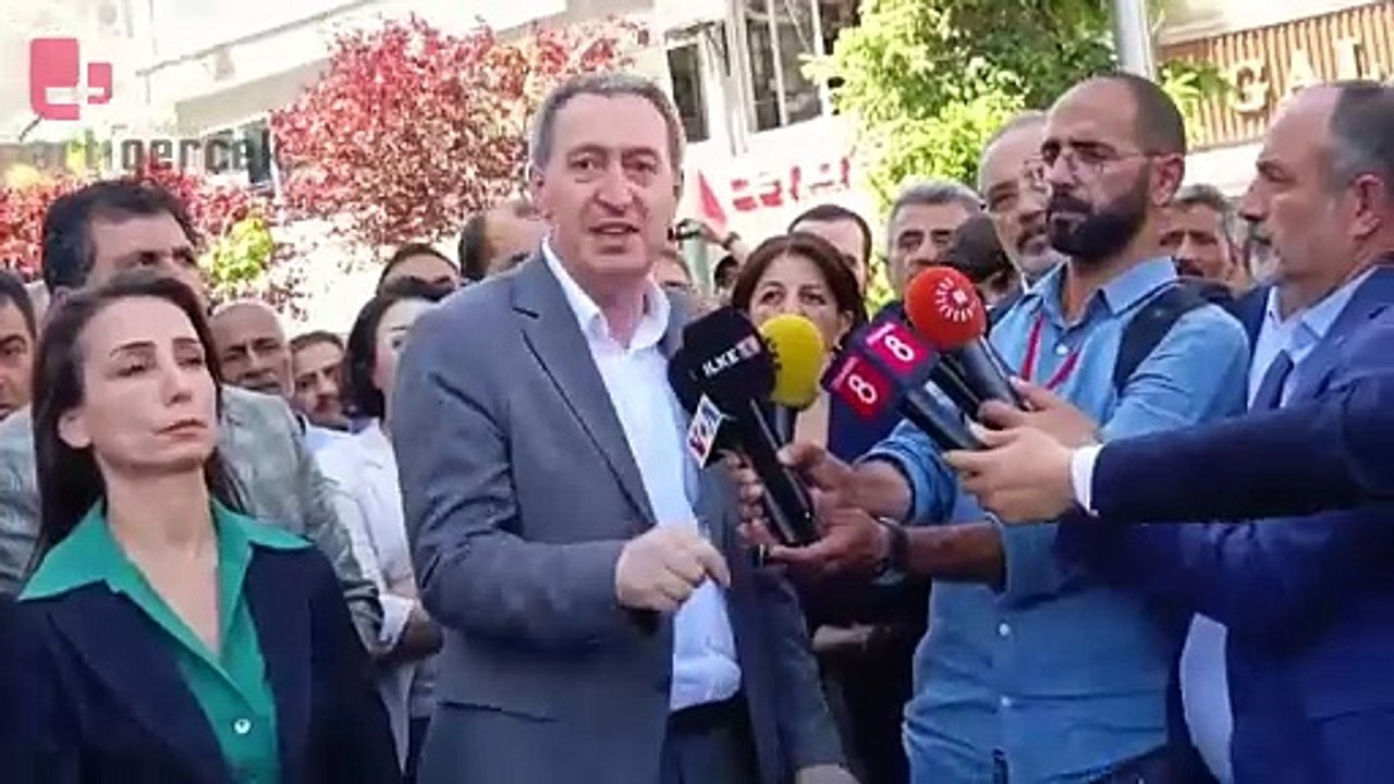 Polis ablukasını aşan DEM Parti ve DBP esnafla buluştu: 'Hakkari'de tam bir darbe yaşanıyor'