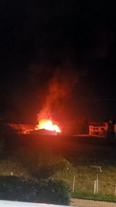 Incêndio atinge terreno com 30 casas em Florianópolis e dois imóveis são queimados