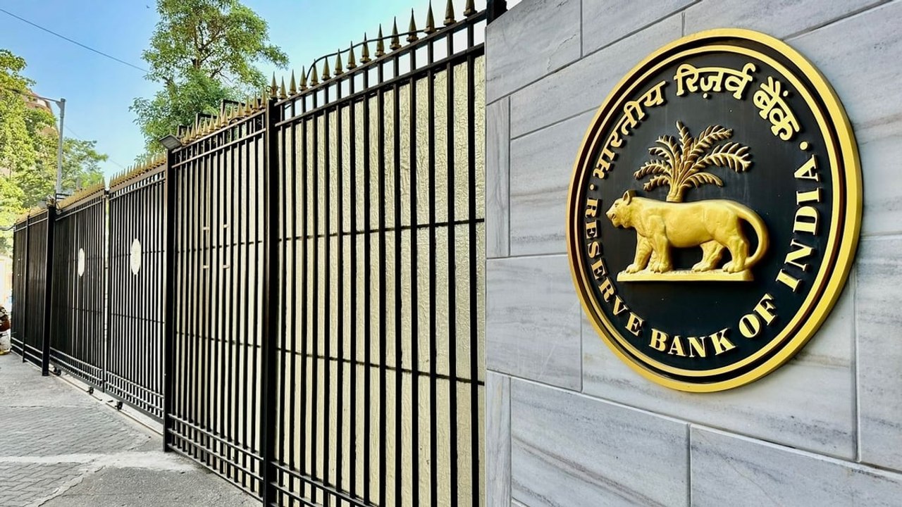 विदेश में रखा भारत का सोना मंगाने पर RBI गवर्नर ने तस्वीर साफ कर दी