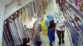 男子在超市对女子做这事 CCTV全拍下