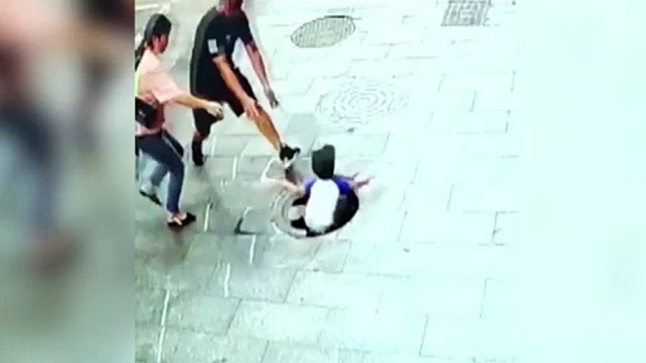 Cet enfant disparaît dans les égoûts sous le regard de ses parents