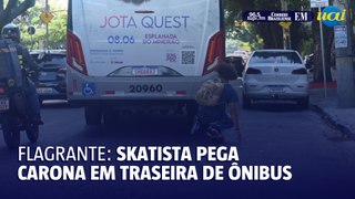 Skatista pega carona em traseira de ônibus