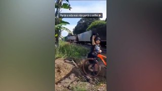 Video: ¡Imprudentes! Por sacarse una 'selfie' casi fallecen en las vías del tren