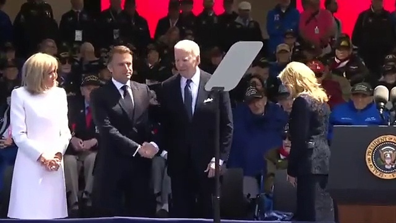 ABD Başkanı Biden arkasında sandalye olduğunu zannederek oturmaya çalıştı