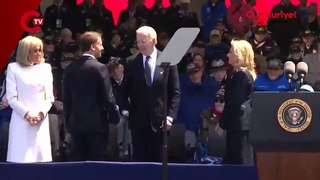 ABD Başkanı Biden olmayan sandalyeye oturmaya çalıştı