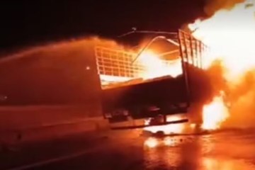 कोटकासिम में पशुचारा व धारूहेड़ा  में केमिकल से भरे कैंटर मे लगी आग ... देखें वीडियो